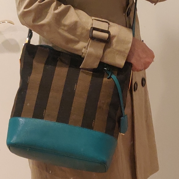 Authenticated Fendi penguin crossbody bucket bag - Picture 13 of 13